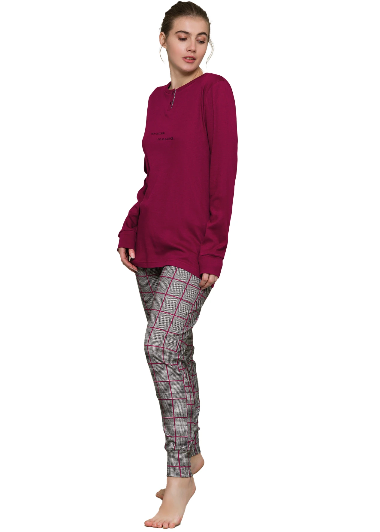 pigiama da donna di colore fucsia con pantaloni stile scozzese