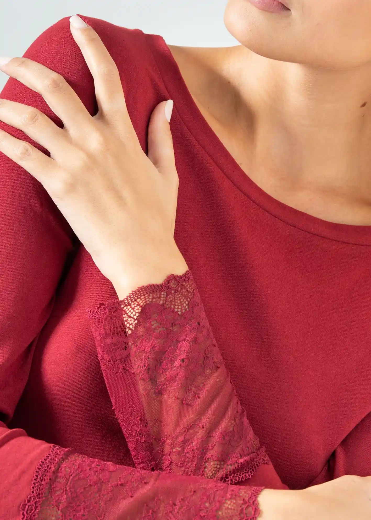 maglietta bordeaux con manica in pizzo