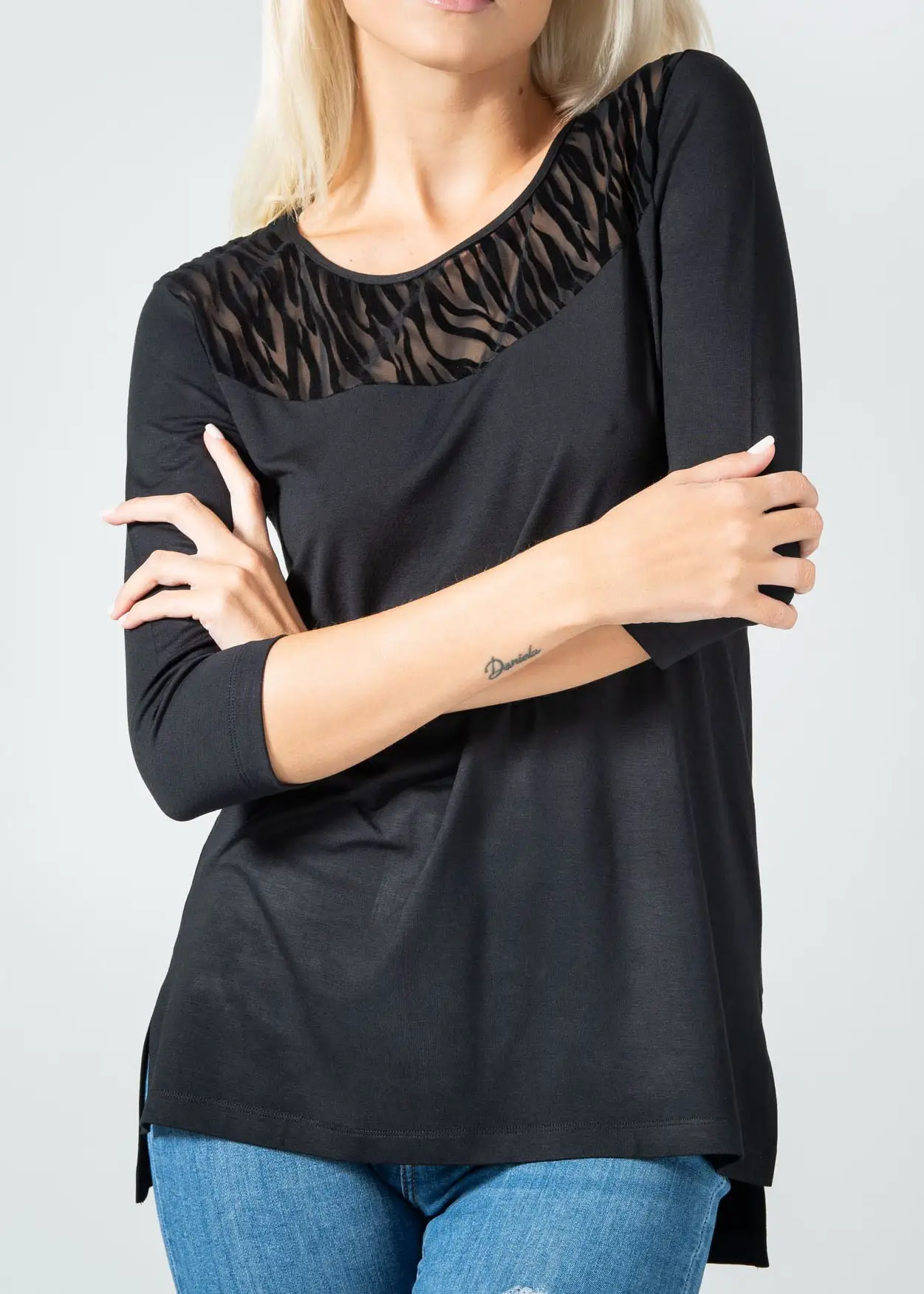 maglia femminile in pizzo zebrato di colore nero