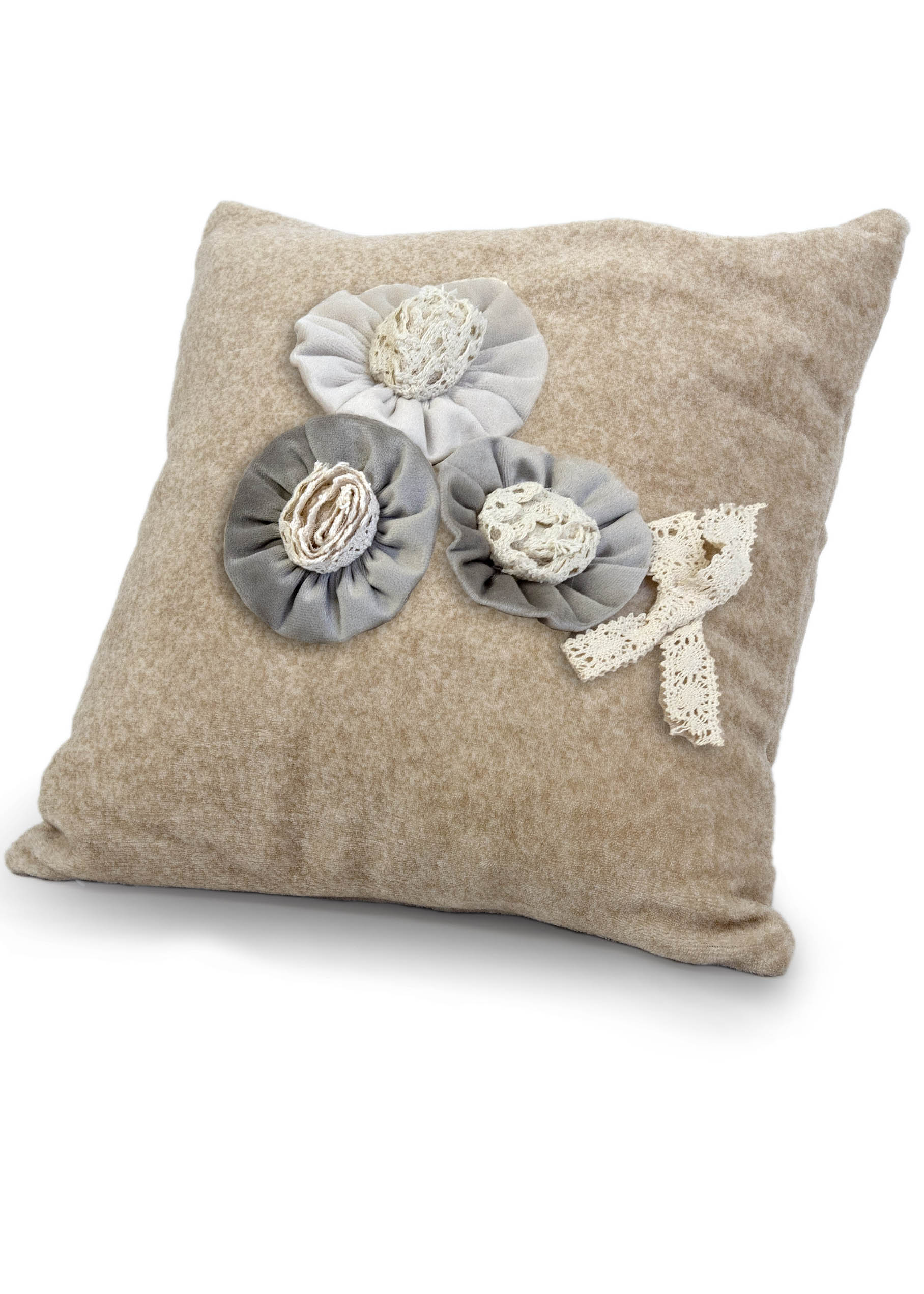 cuscino con fiori e merletto
