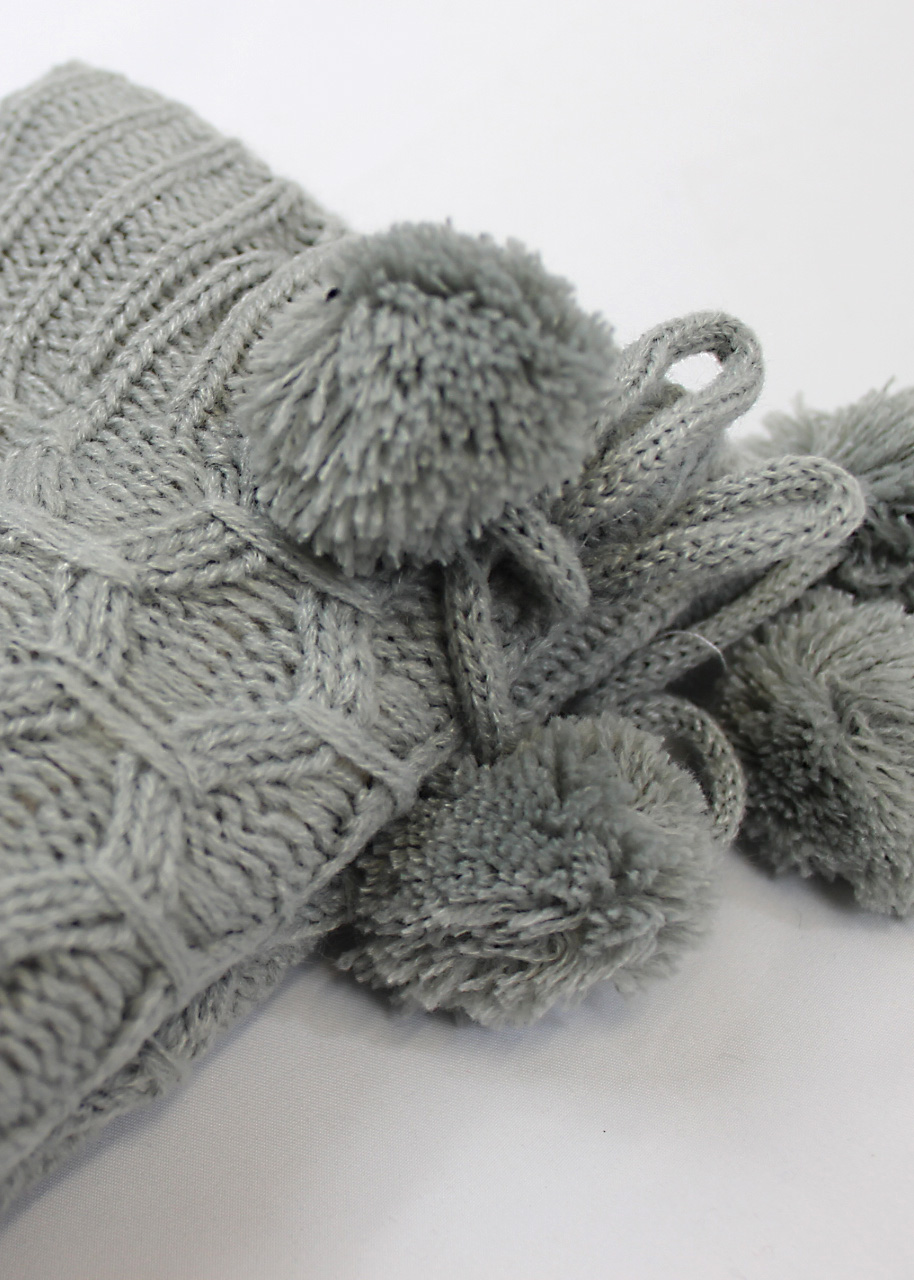 scaldotto antiscivolo con pom pom di colore grigio