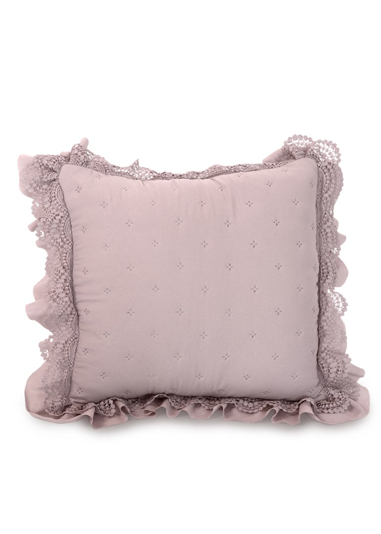 copricuscino di colore rosa con merletto