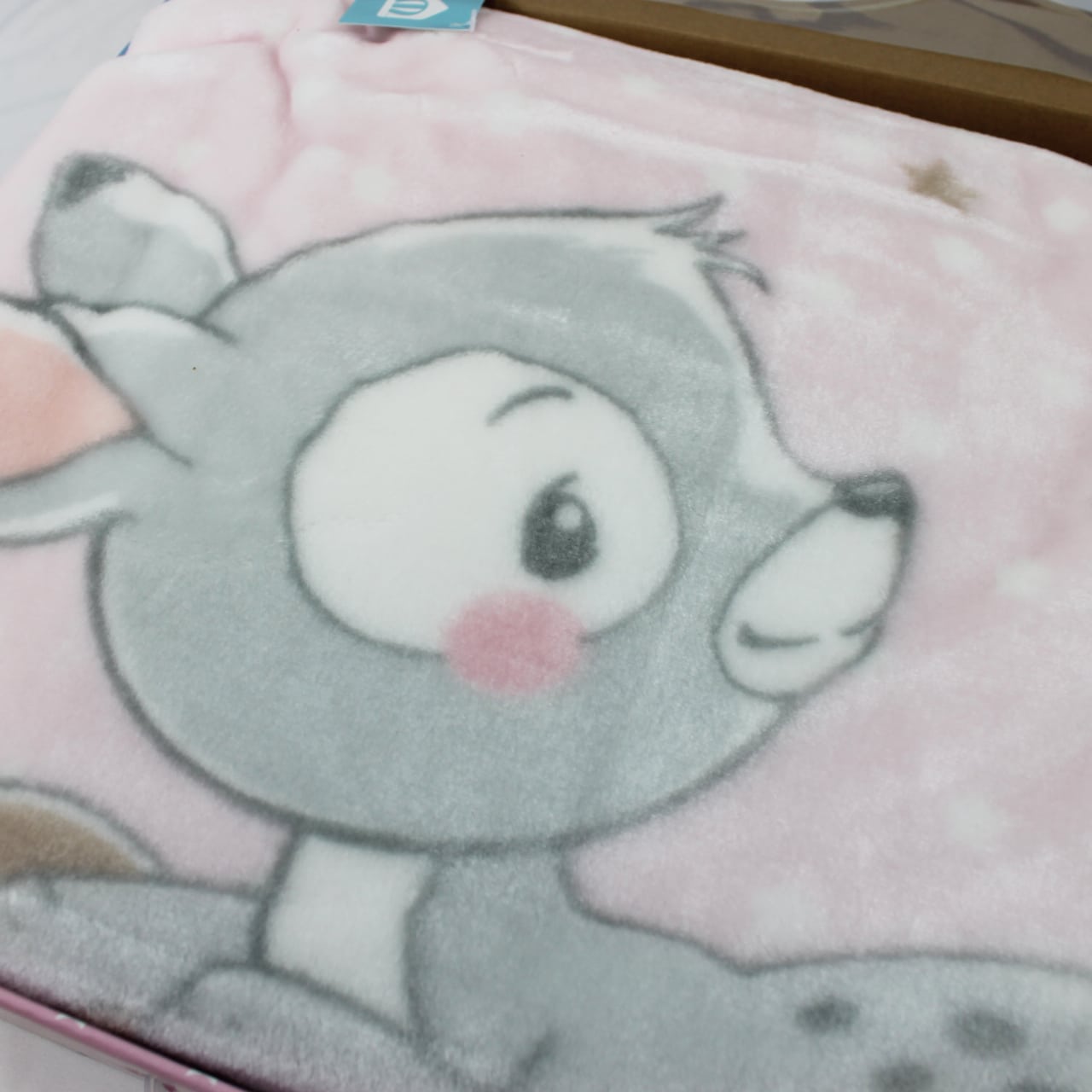 dettaglio coperta rosa con cerbiatto