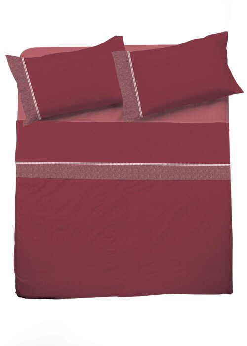 lenzuola monocromatiche bordeaux per letto matrimoniale