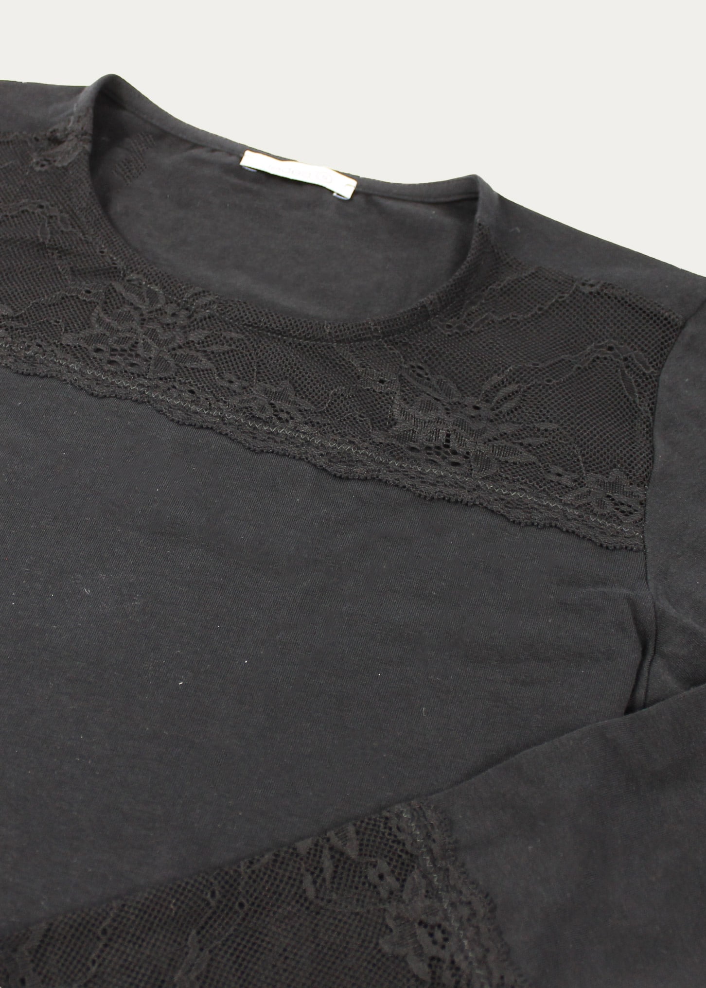 dettaglio maglia jadea nera in pizzo