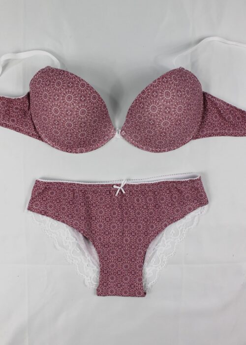 completo intimo abbinato di colore malva con pizzo bianco