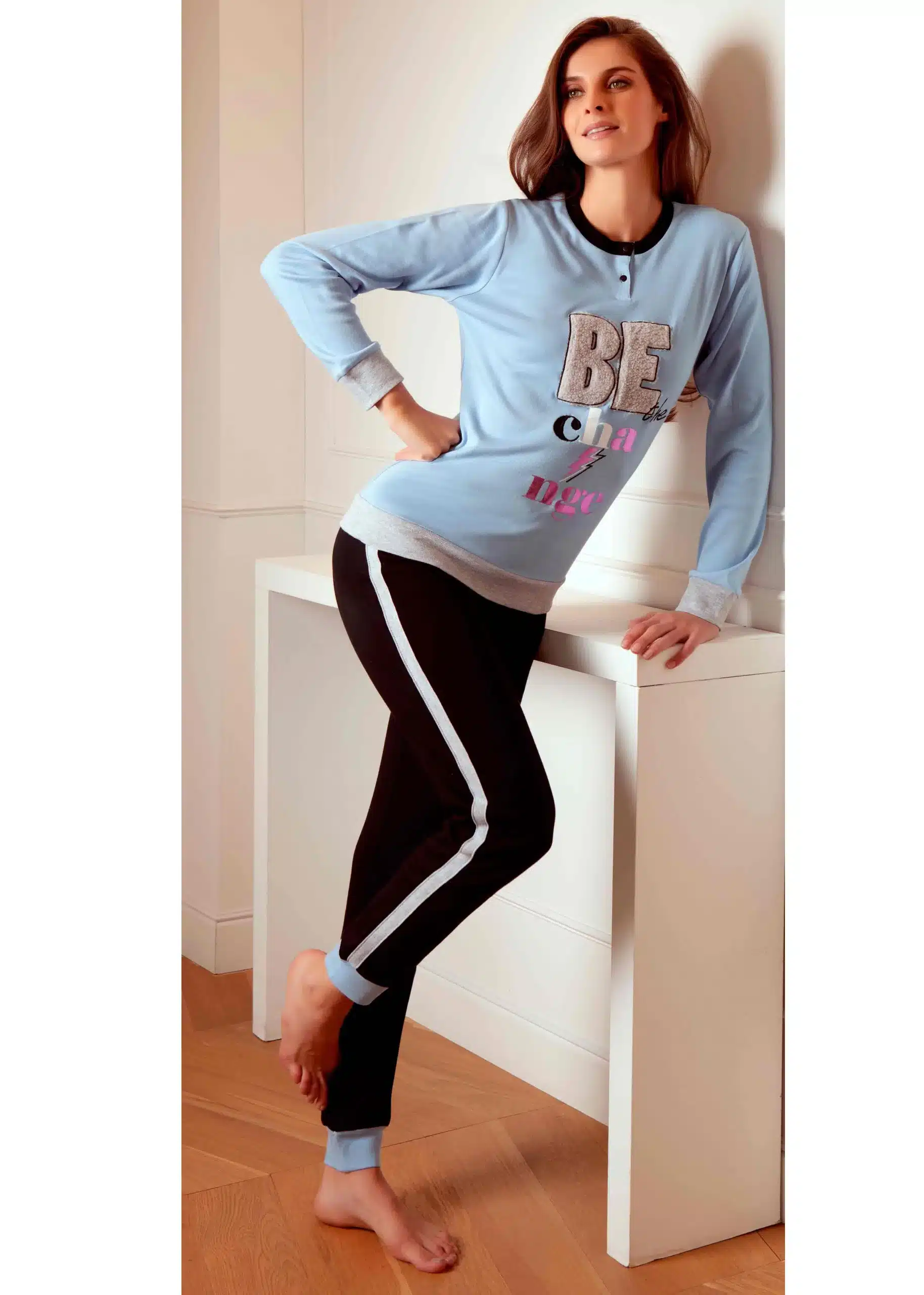 pigiama azzurro da donna con scritta in rilievo