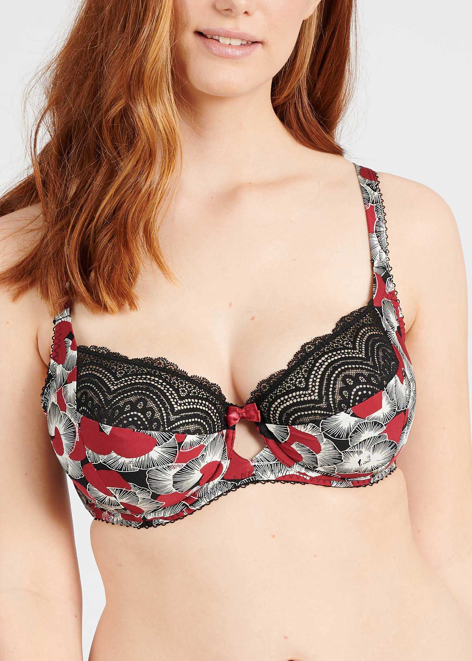 reggiseno indossato visto frontalmente con pizzo nero