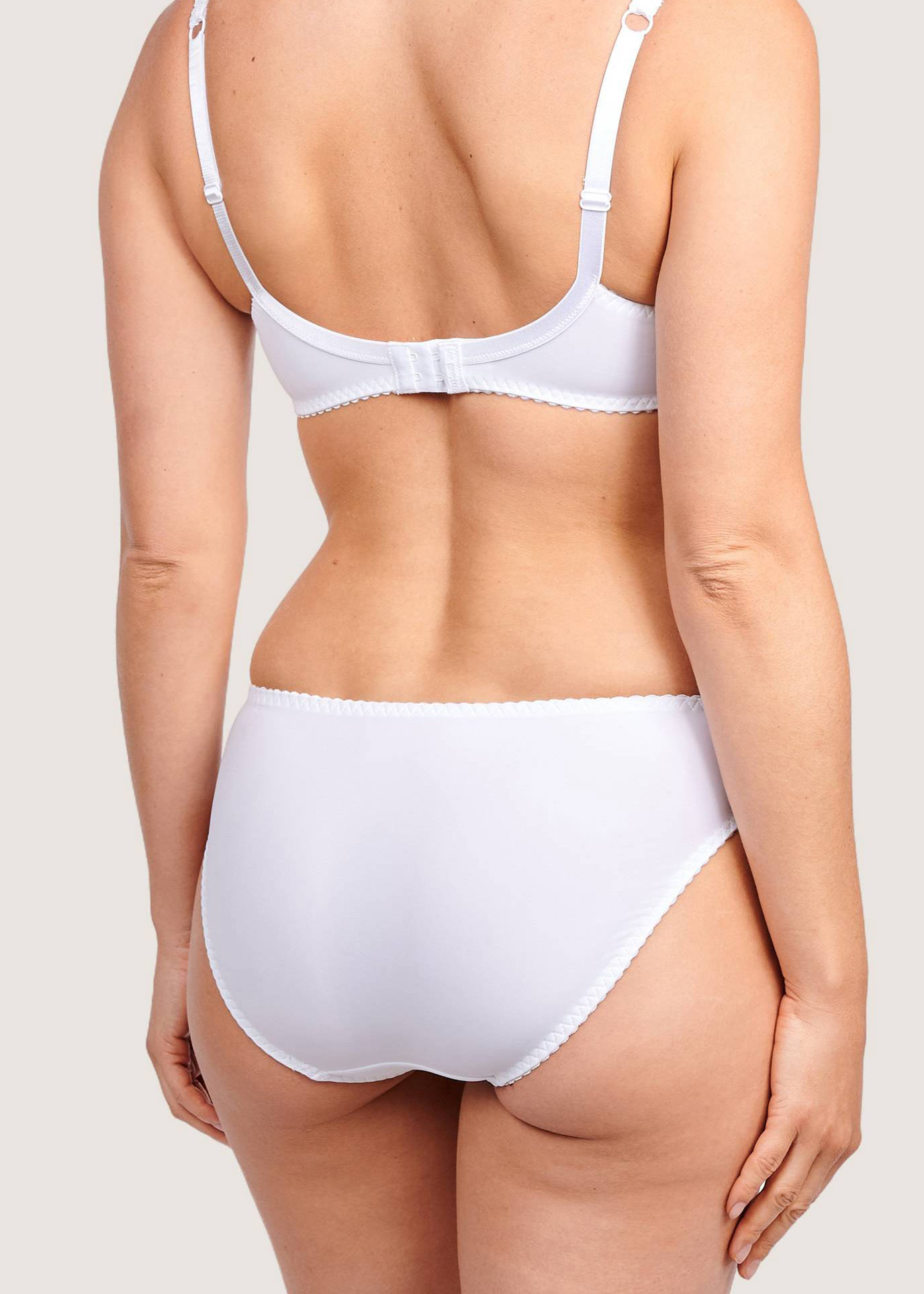 completo intimo coordinato di colore bianco