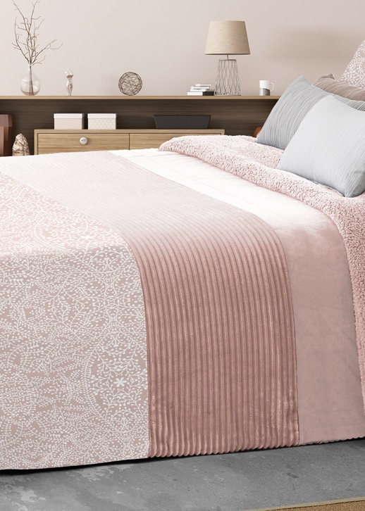trapunta rosa in velluto per letto matrimoniale