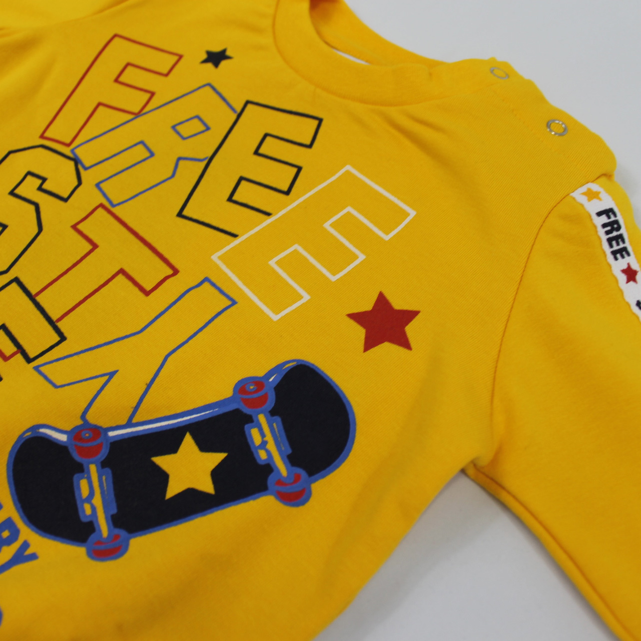 tuta da neonato con skate di colore giallo