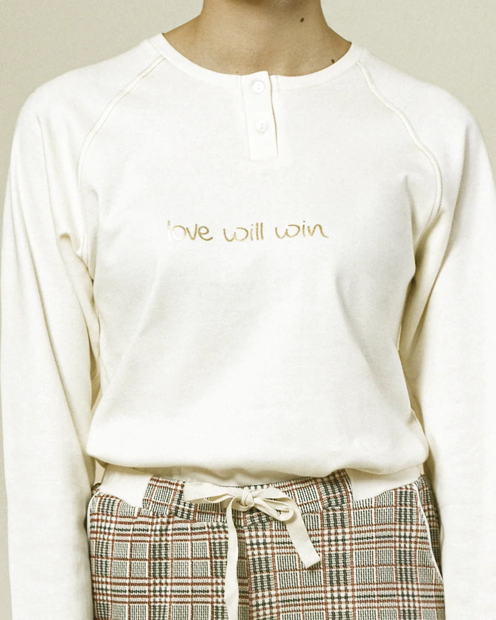 maglione bianco tuta con scritta love will win