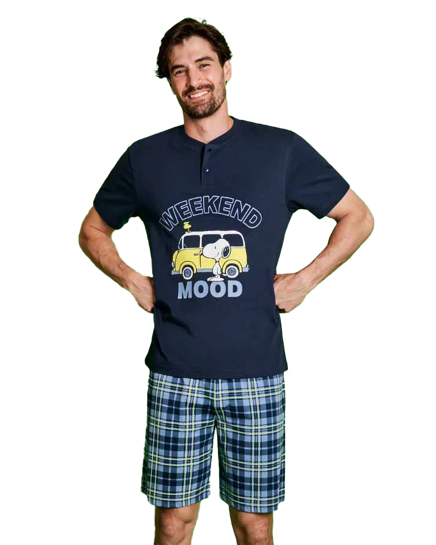 uomo con pigiama blu snoopy