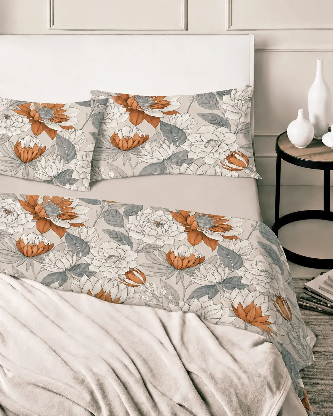 letto con lenzuolo in cotone stampa foliage grigio tortora e mattone
